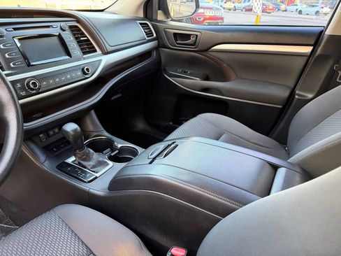 Used 2017 Toyota Highlander LE image 6