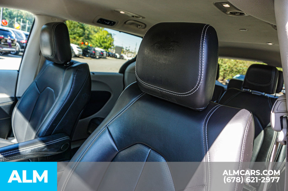 Used 2023 Chrysler Pacifica Touring-L FWD image 17