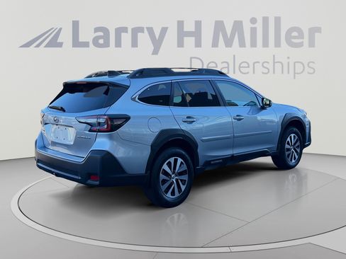 Used 2023 Subaru Outback Premium AWD/4WD image 5