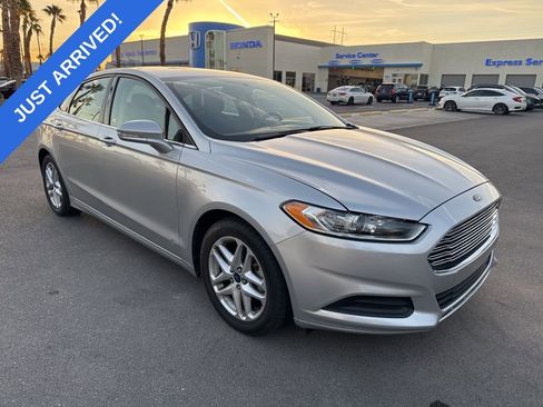 Used 2014 Ford Fusion SE image 2