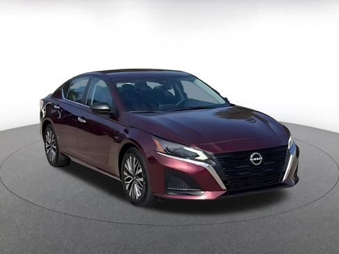 Used 2025 Nissan Altima 2.5 SV image 3