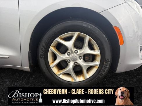 Used 2017 Chrysler Pacifica Touring-L w/ Tire & Wheel Group image 24