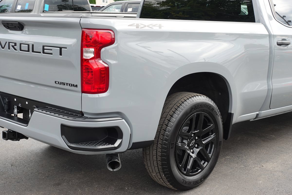 Used 2024 Chevrolet Silverado 1500 Custom w/ Dark Appearance Package AWD/4WD image 10