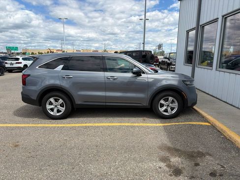 Used 2023 Kia Sorento LX FWD image 2