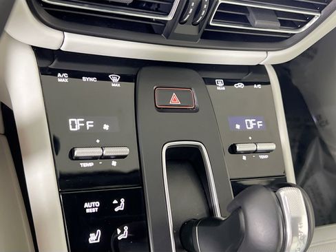 Used 2023 Porsche Macan image 16