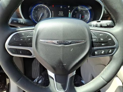 Used 2024 Chrysler Pacifica Limited FWD image 25