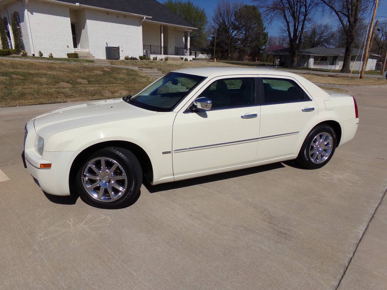 Used 2010 Chrysler 300 Touring RWD image 5