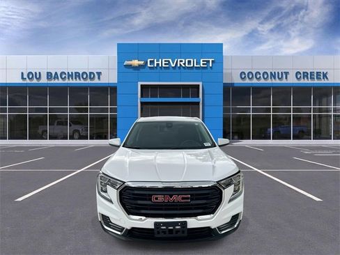 Used 2024 GMC Terrain SLE image 3