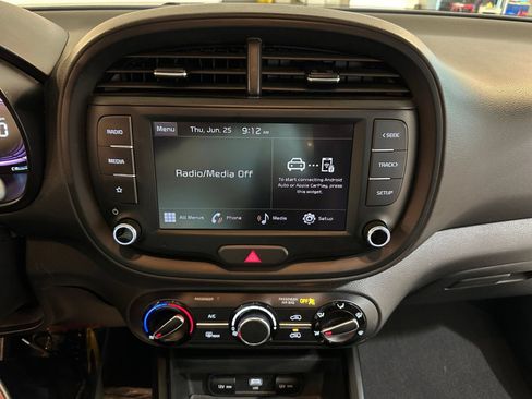 Used 2025 Kia Soul LX w/ LX Technology Package FWD image 17