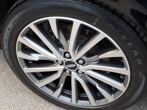 Used 2017 Lincoln Continental Select image 8