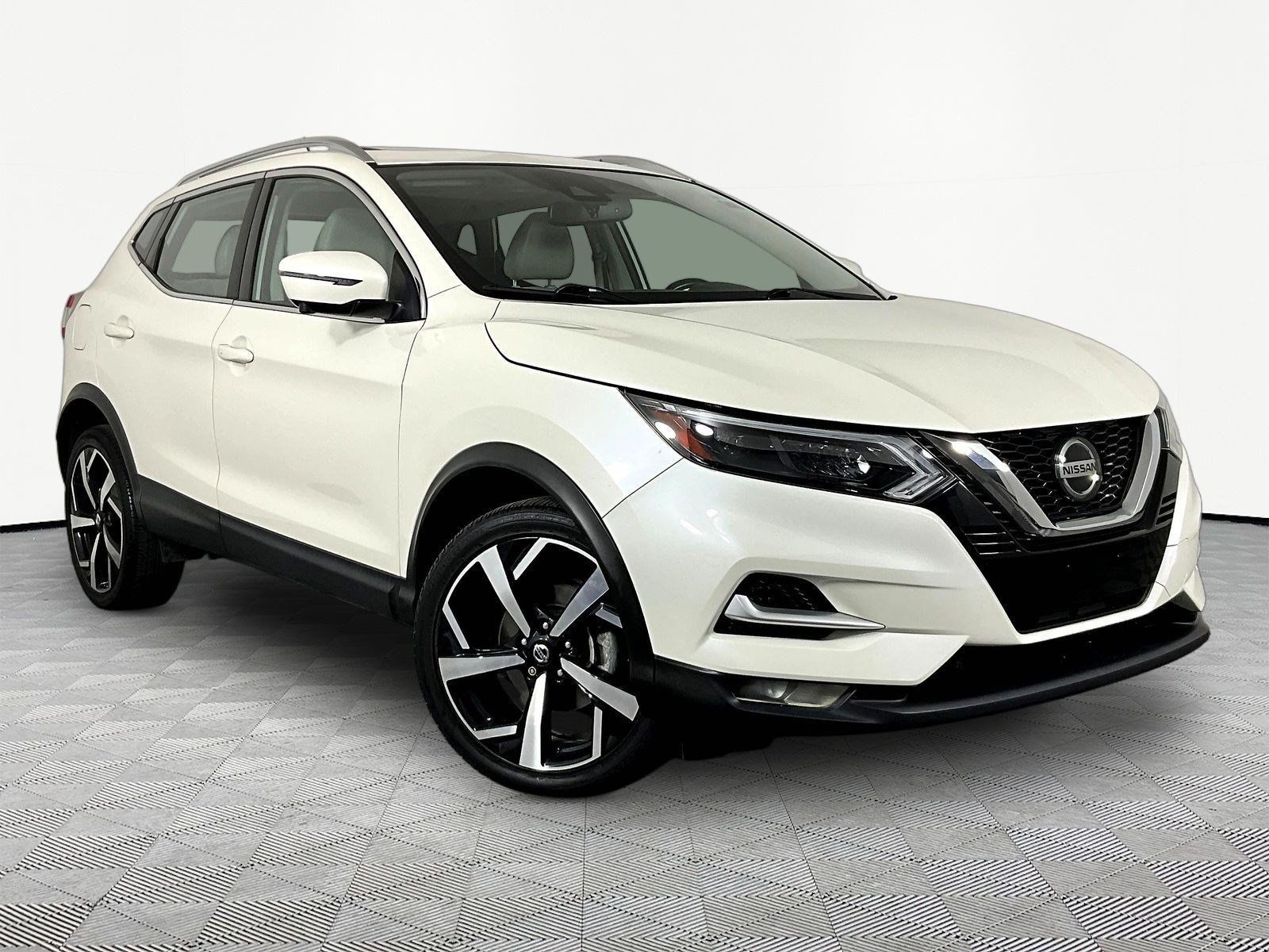 Certified 2022 Nissan Rogue Sport SL w/ Premium Package AWD/4WD image 3