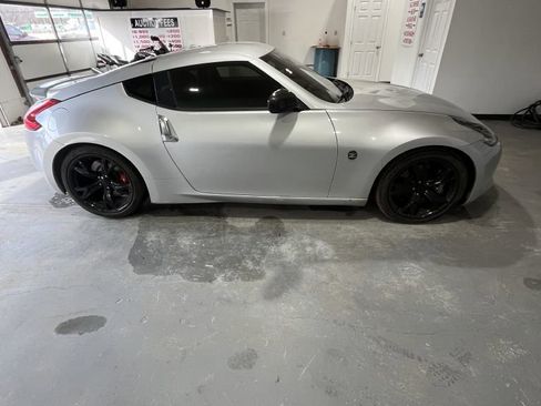 Used 2009 Nissan 370Z Touring w/ Sport Pkg image 2