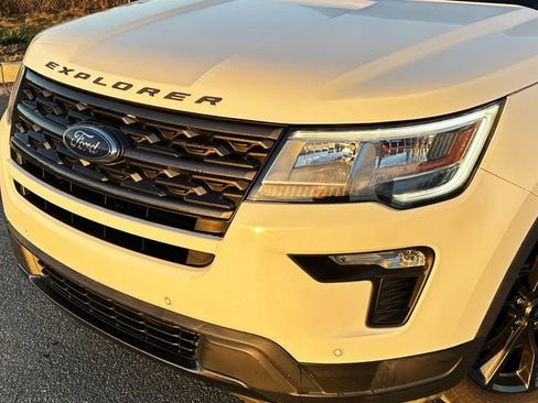 Used 2018 Ford Explorer XLT w/ Equipment Group 202A image 8