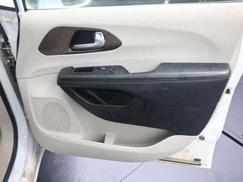 Used 2018 Chrysler Pacifica Touring Plus w/ Tire & Wheel Group FWD image 13