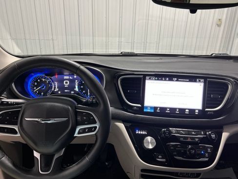 Used 2024 Chrysler Pacifica Touring-L FWD image 21
