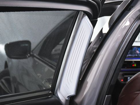 Used 2022 BMW 750i xDrive w/ Executive Package image 16