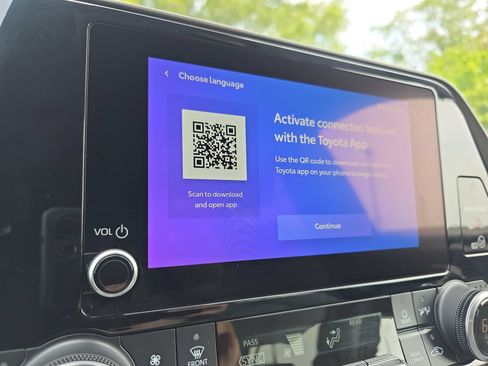Used 2023 Toyota Highlander XLE FWD image 23