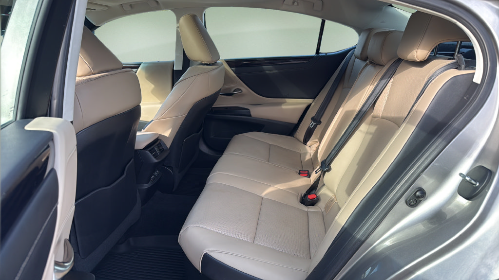 Used 2020 Lexus ES 300h w/ Premium Package FWD image 16