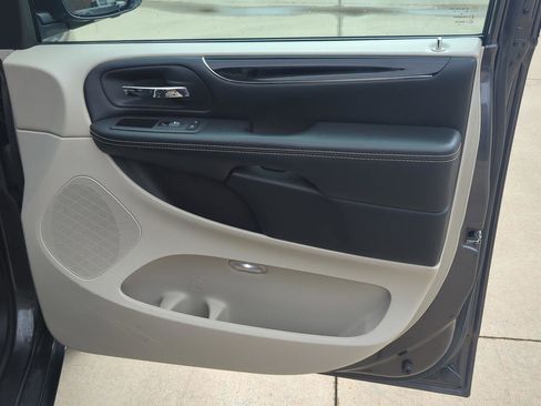 Used 2019 Dodge Grand Caravan SXT image 30