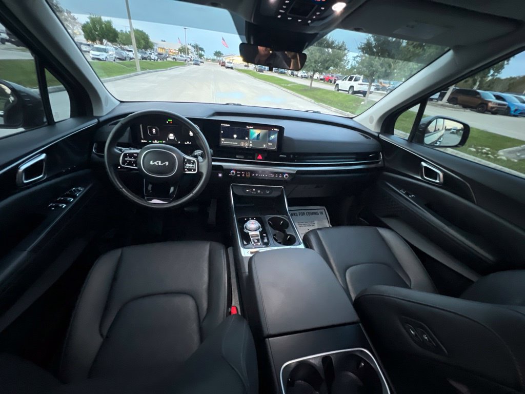 Used 2025 Kia Carnival SX w/ SX Dark Edition Package FWD image 23
