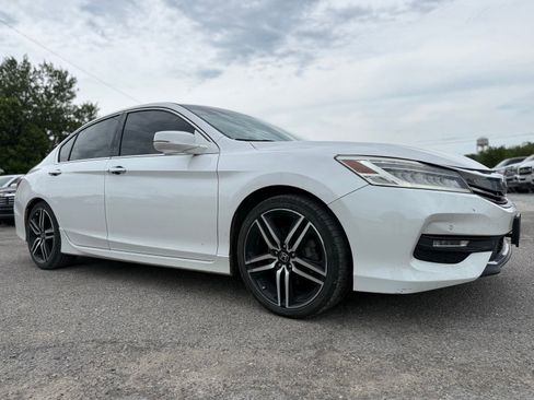 Used 2016 Honda Accord Touring image 8