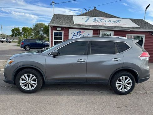 Used 2016 Nissan Rogue SV w/ SV Premium Package FWD image 2
