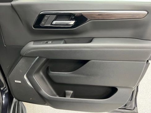 Used 2025 Chevrolet Suburban Premier AWD/4WD image 55