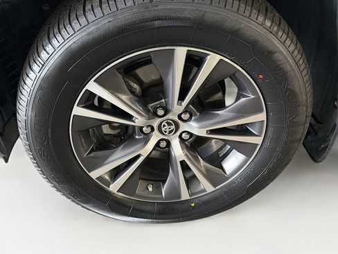 Used 2016 Toyota Highlander XLE AWD/4WD image 11