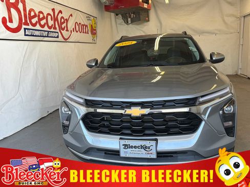 Used 2025 Chevrolet Trax LT w/ LT Convenience Package FWD image 1