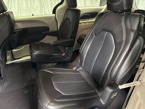 Used 2023 Chrysler Pacifica Touring-L image 14