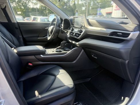 Certified 2022 Toyota Highlander XLE image 22