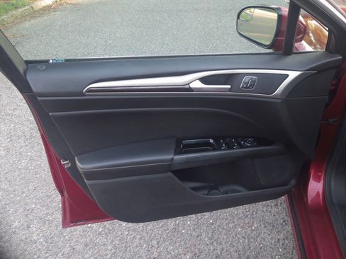 Used 2013 Ford Fusion SE FWD image 29