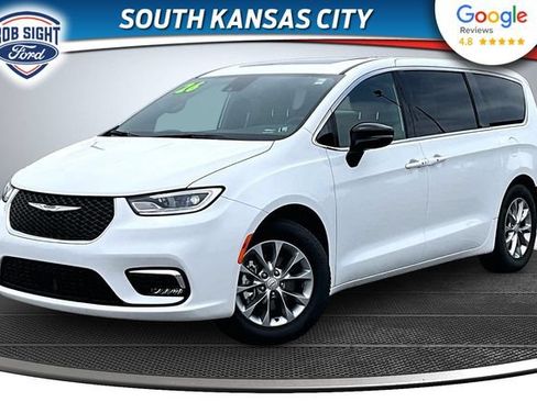Used 2026 Chrysler Pacifica Limited FWD image 1