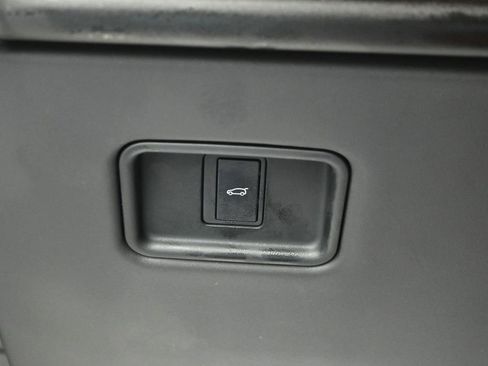 Used 2025 Land Rover Range Rover SV AWD/4WD image 11