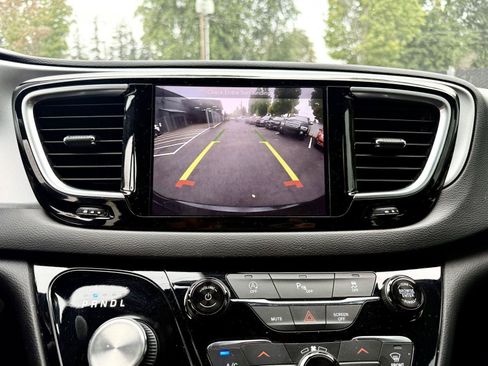 Used 2019 Chrysler Pacifica Touring Plus w/ S Appearance Package FWD image 12