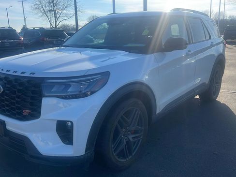 Used 2025 Ford Explorer ST image 14
