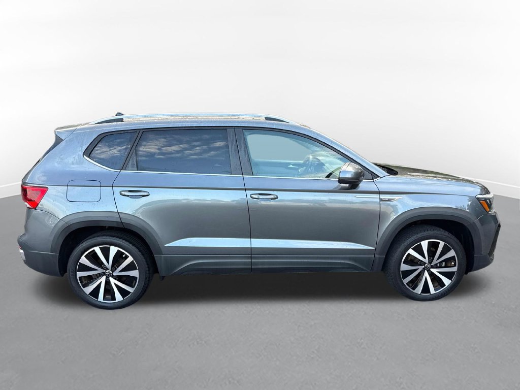 Used 2023 Volkswagen Taos SE w/ Panoramic Sunroof Package FWD image 5