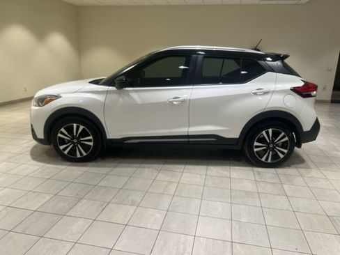 Used 2019 Nissan Kicks SR w/ SR Premium Package FWD image 2