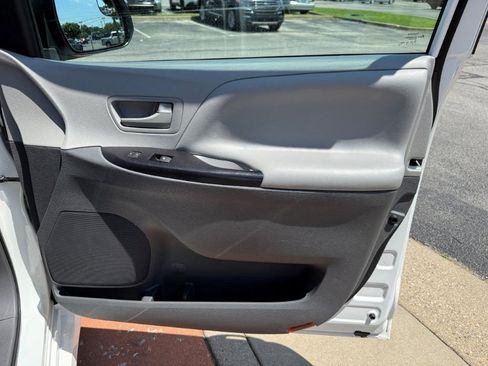 Used 2019 Toyota Sienna L FWD image 17