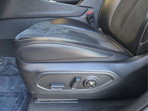 Used 2024 Jeep Grand Cherokee L Laredo image 25