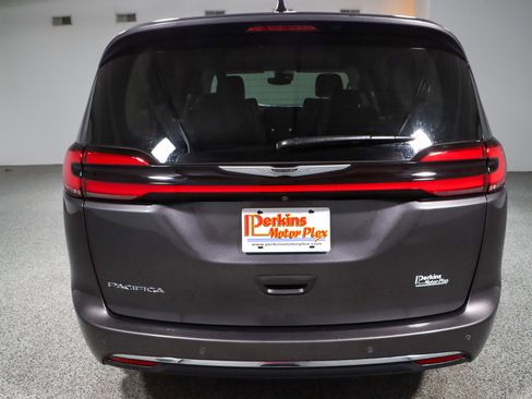 Used 2023 Chrysler Pacifica Touring-L image 8