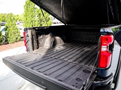 Used 2023 Chevrolet Silverado 1500 High Country w/ Technology Package AWD/4WD image 32