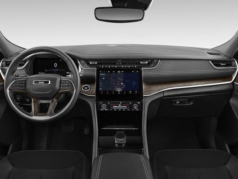 Used 2024 Jeep Grand Cherokee L Limited image 3