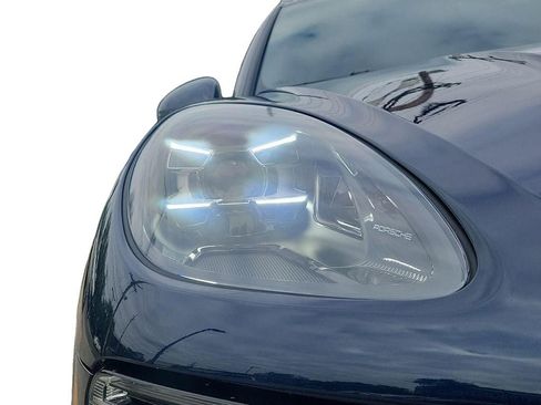 Used 2021 Porsche Macan Turbo image 9