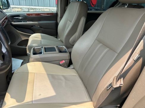 Used 2014 Chrysler Town & Country Touring FWD image 11