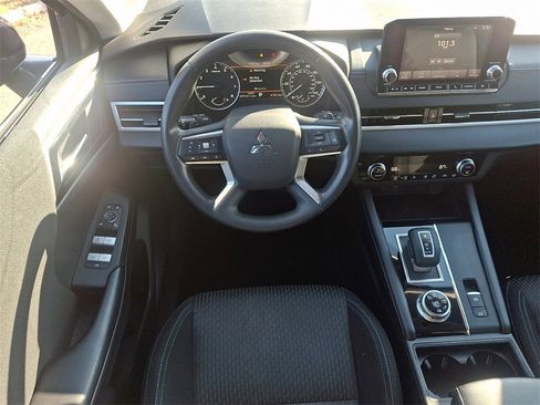 Used 2022 Mitsubishi Outlander ES image 11