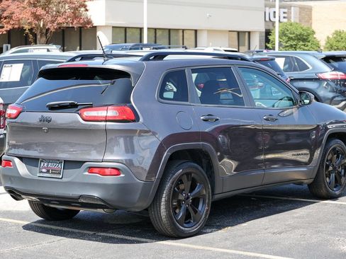 Used 2018 Jeep Cherokee Latitude w/ Altitude Package FWD image 25