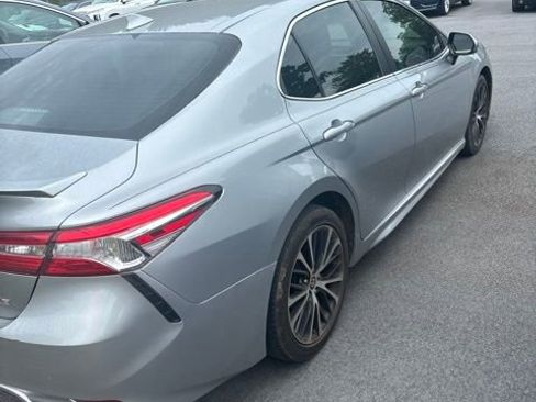 Used 2020 Toyota Camry SE FWD image 3
