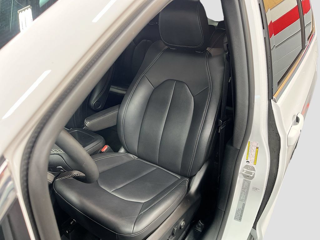 Used 2026 Chrysler Pacifica Select FWD image 18