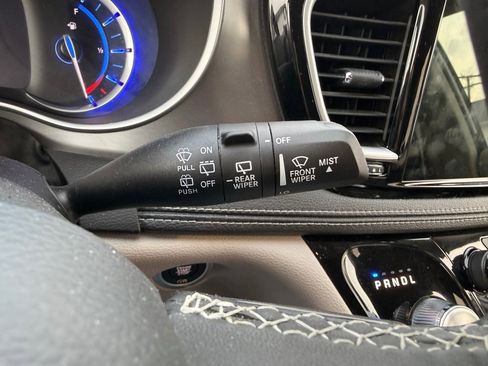 Used 2023 Chrysler Pacifica Touring-L image 26